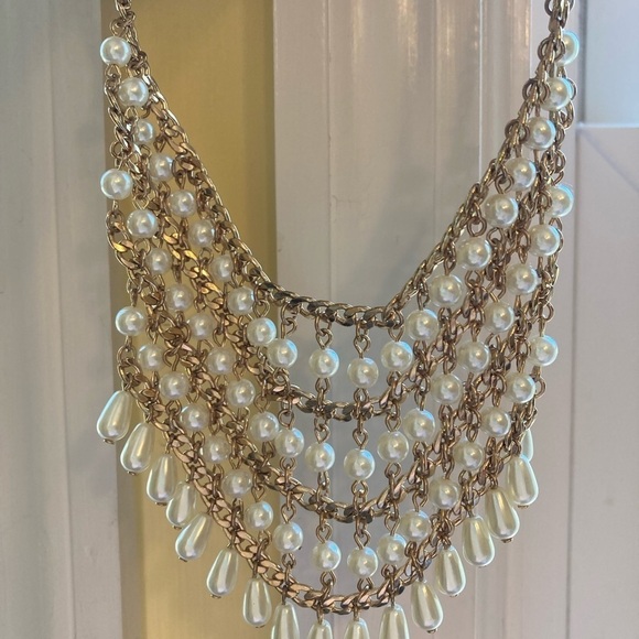 Gorgeous Cascading Faux Pearls Necklace - Picture 1 of 8